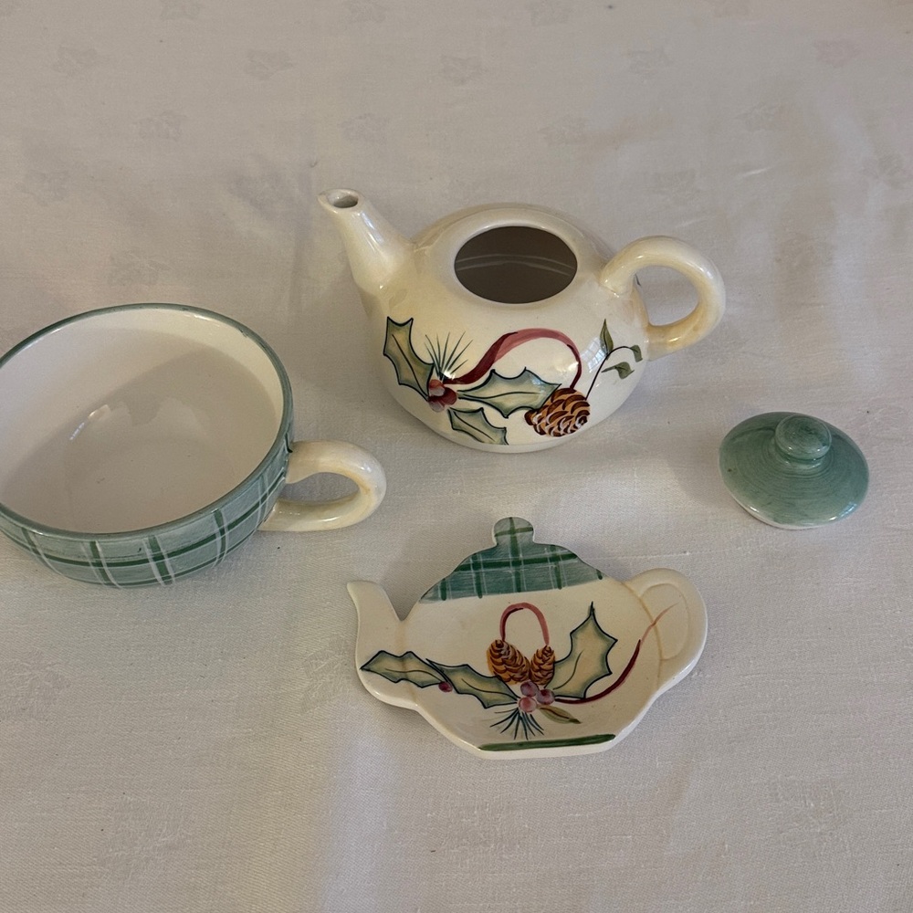 Festive Tea for 2 with Holly Design and tea bag holder - Picture 3 of 4
